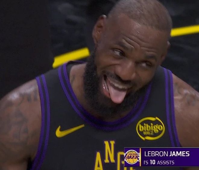 詹姆斯复出首秀：11+12助攻创多项历史第一 吐舌大笑提前打卡...