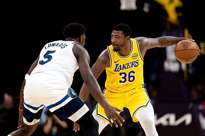 充满激情的表现！湖人后场新援的出场直接扭转了比赛的势头？