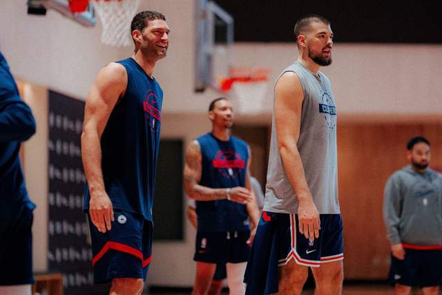 快船备战揭幕战!全队氛围轻松,莱昂纳德大笑,哈登开心交流
