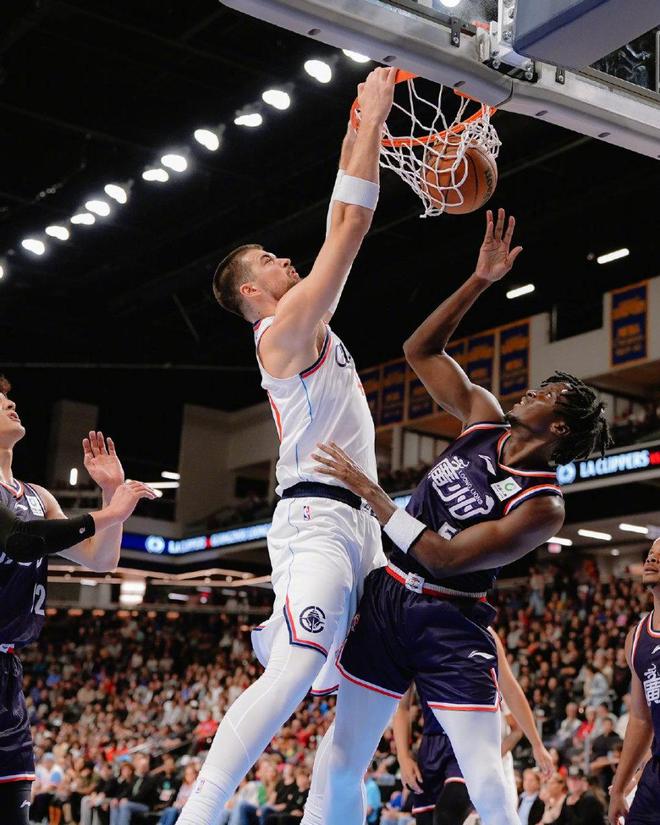 142-95！保羅回歸首秀15+6+4，快船大勝廣州龍獅，迎季前賽開門紅