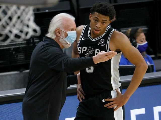 文班队友被降为替补却毫无怨言 问问马努 马刺替补席是不是有“宝”