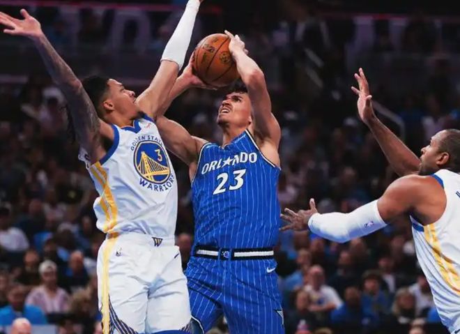 勇士对高大球队真没办法！篮板+攻守全出弊端，科尔做自爆决策！...