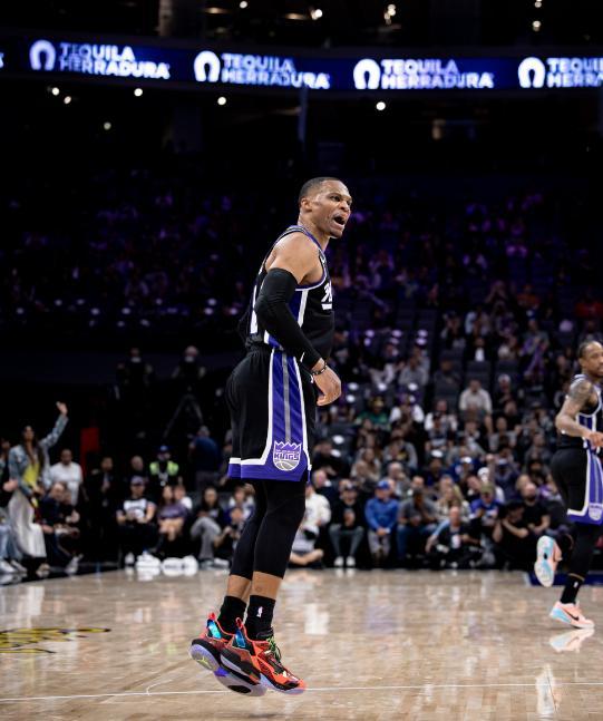 威少准三双一战超两大传奇,福克斯28+11,马刺送给国王6连败