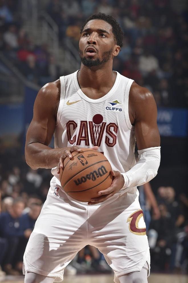 历史第一！骑士逆转灰熊连101场10+三分 米切尔30分莫兰特伤退...