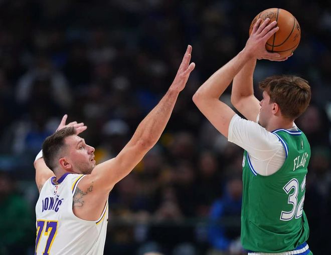 全靠41歲老詹！末節11+3+2+1斷1帽引27-6 湖人五小他成王牌