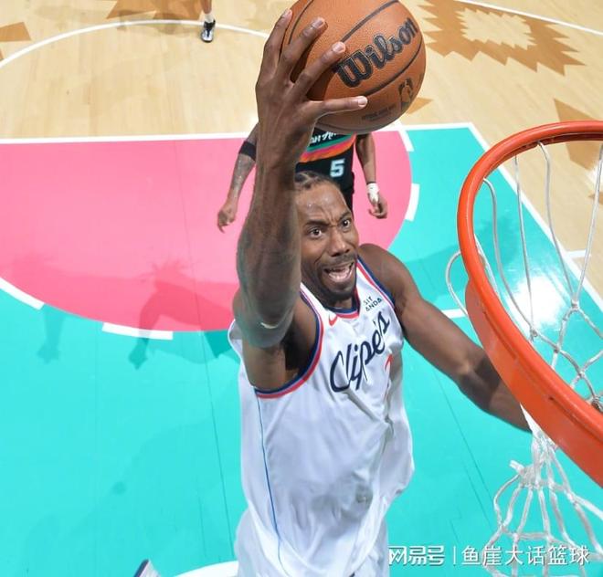 25分大逆转！伦纳德30+9创纪录，文班27+10兴奋庆祝，卡斯尔立功...