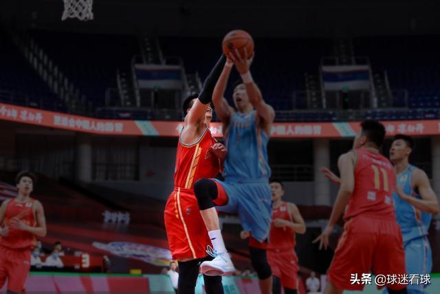 复赛两场砍6分搭7犯,急得王治郅一脸无奈,你可是前中国男篮队长