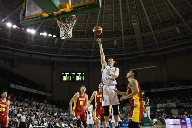 胡明轩患上恐韩症,防守端沦为提款机!中国男篮没投射就赢不了球