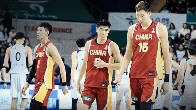 中国男篮惨败韩国队,仅一人可昂首离开,得分最高,拼到受伤崴脚