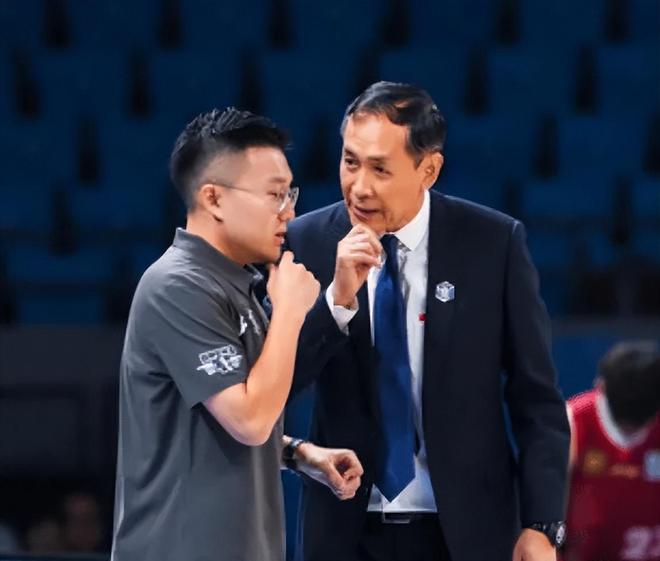 惨败青岛采访！许利民强调阵容不齐整，曾凡博仍未做出决定！...