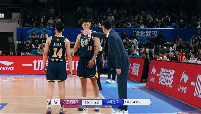 降維打擊!CBA新援驚艷全場,擊沉廣東豪華之師,杜鋒苦笑1項短板
