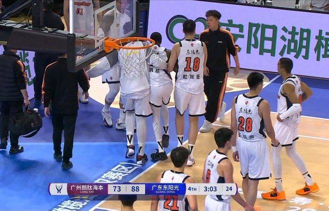 李祥波血染当场、萨姆纳扶出场，CBA杯惊艳1战：徐昕数次霸气暴扣