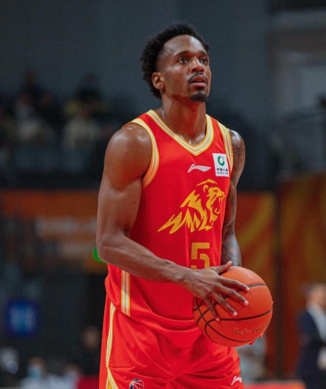 焦海龙暴走大战胡金秋,桑普森10+10新援塔克16分,广厦完胜山西