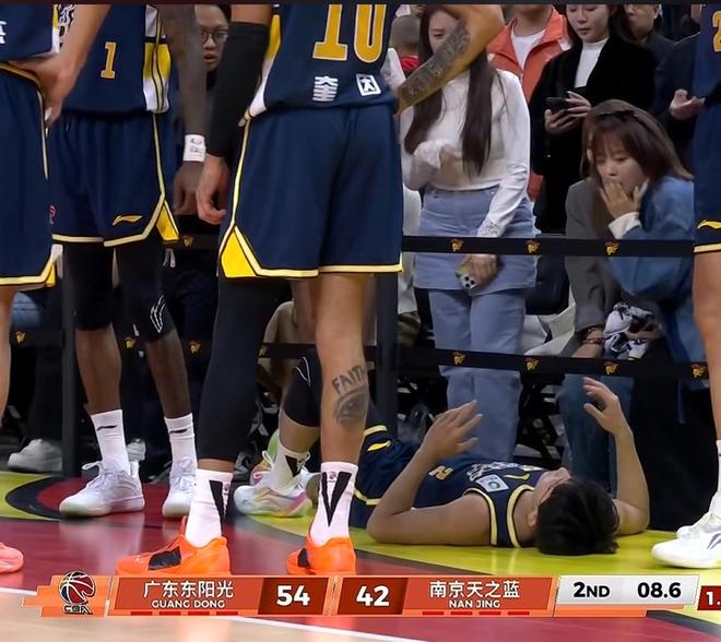 突发!徐杰扑防被绊倒摔伤,眼角被打开,杜锋死亡凝视
