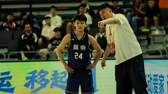 徐杰8+3+5!胡明轩仅贡献5+1,郭昊文狂轰19+2,广东宏远领先13分