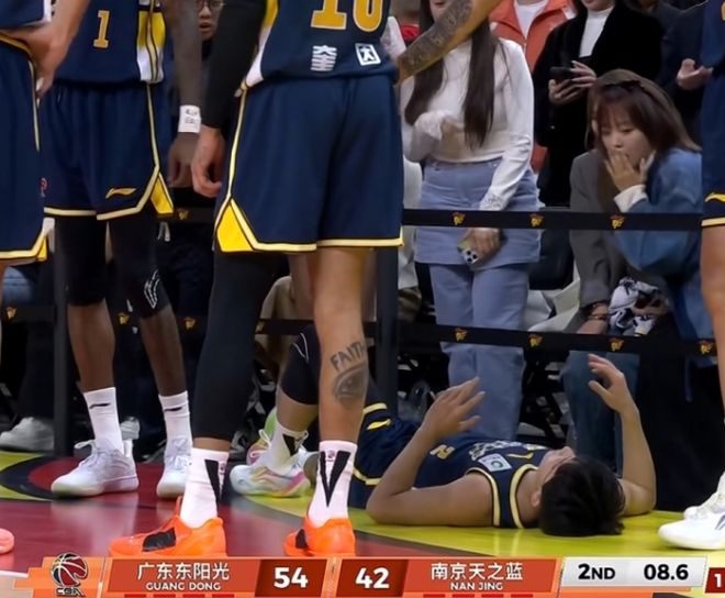 争议!徐杰被绊倒重摔倒地不起后返回更衣室 未吹违体杜锋暴怒