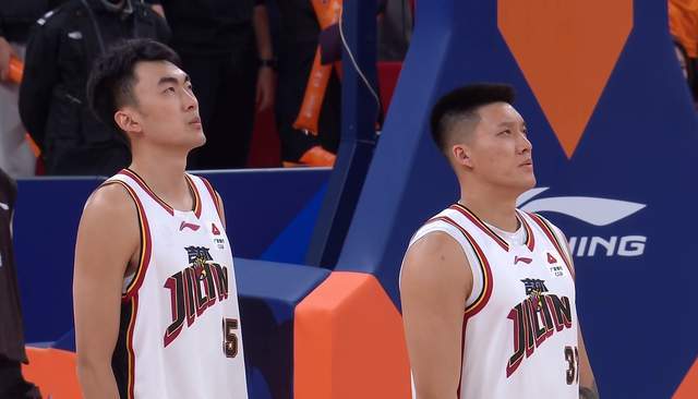 逆转小胜,上海男篮缺少磨合,张镇麟10分下半场爆发 双外援38+16