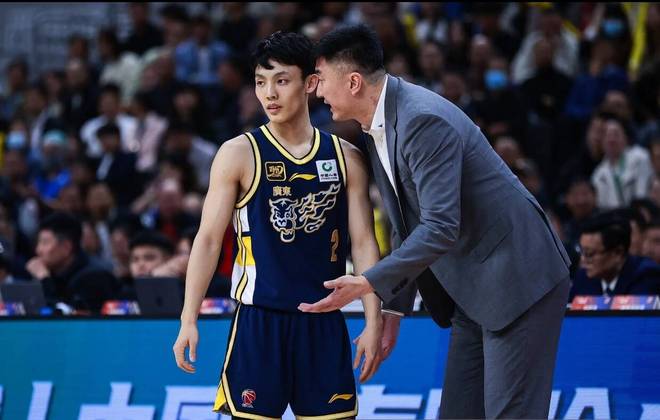 廣東隊為何40分慘敗？媒體人說出原因，這2人真的難堪大用