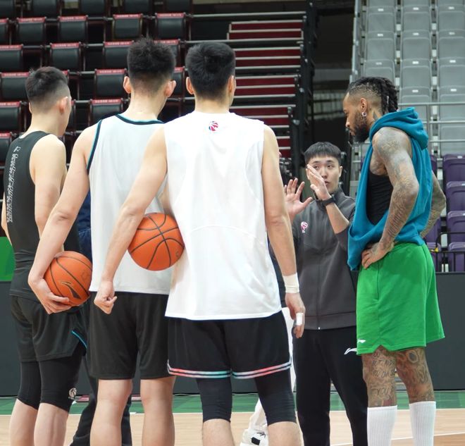 遼疆踩場備戰(zhàn)！楊鳴采訪接受批評，繼偉時(shí)間限制，格蘭贊遼寧強(qiáng)隊(duì)