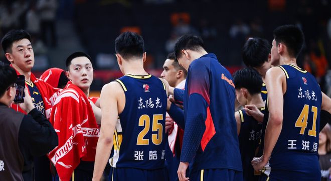 24分27分40分！一夜爆3門慘案，張鎮麟再次封神，上海顯露冠軍相