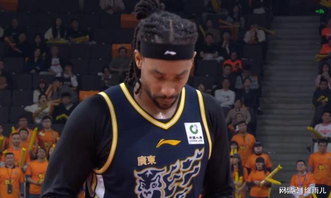 逼杜鋒放棄薩林杰？廣東隊(duì)內(nèi)線慘遭上海暴打，朱芳雨將簽第五外援