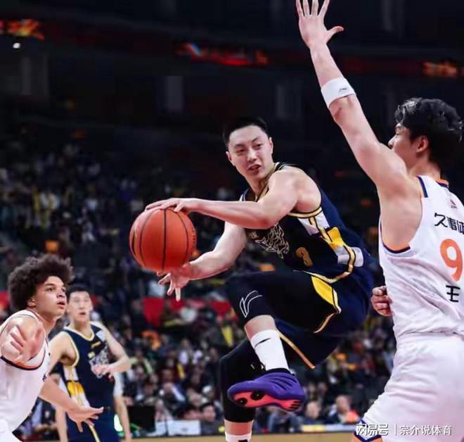 廣東隊(duì)?wèi)K敗上海，揪出最大混子球員，瘋狂打鐵不傳球，徐杰被坑了