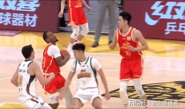 活久見！主隊全場8次犯規，卻贏24分，客隊12名球員，罰球線得0分