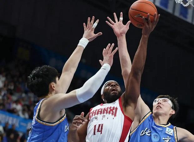 CBA｜周琦再度傷到眼睛 17日去醫院檢查