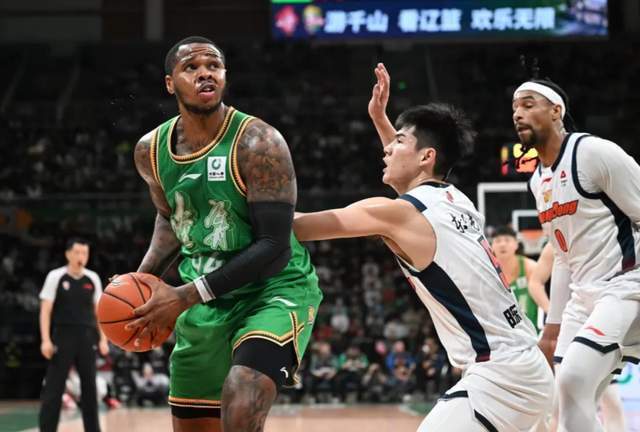 遼寧男籃又被坑慘了！水貨外援三戰(zhàn)場(chǎng)均僅5分2板，楊鳴看走眼了