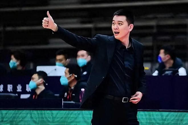 這就是楊鳴的個(gè)人魅力！攬責(zé)不甩鍋，低谷中撐起遼籃風(fēng)骨！