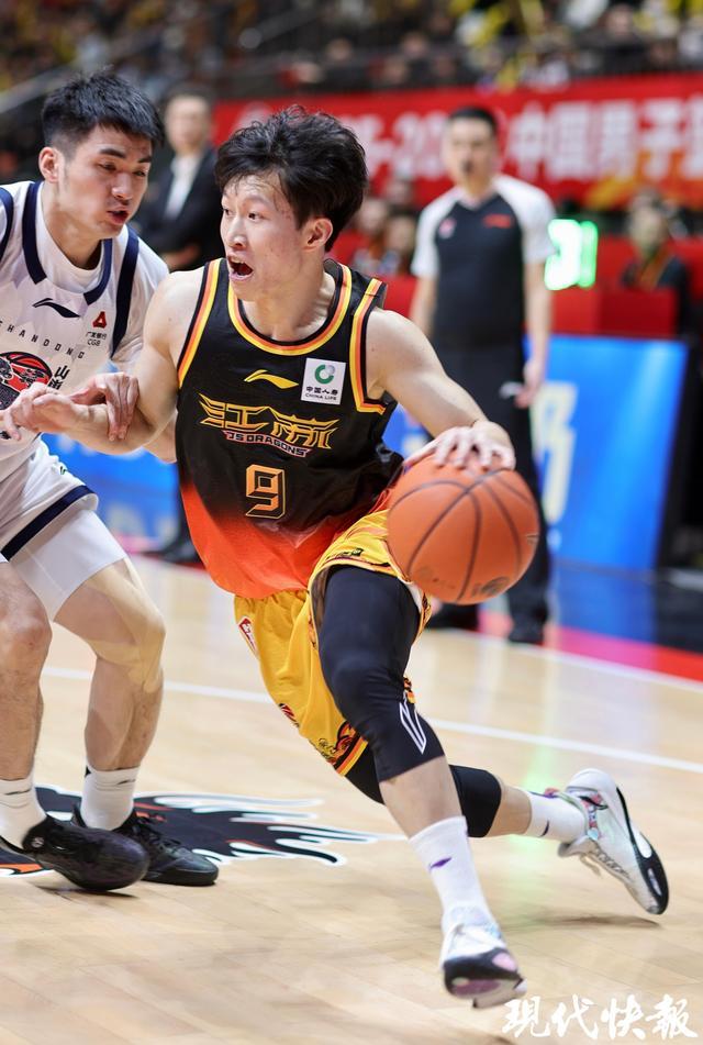 江蘇男籃掀翻山東隊，用主場首勝和賽季兩連勝為丹陽賽區收官