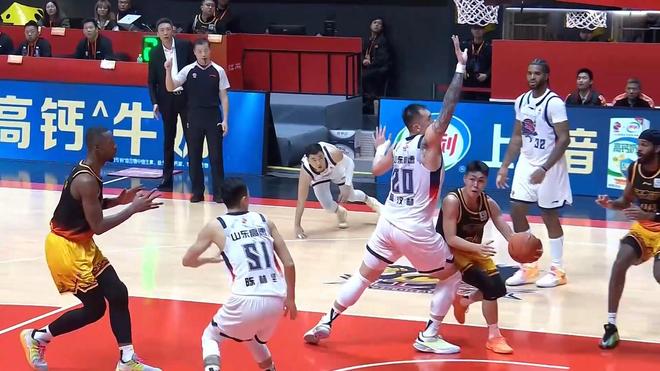 爆冷！于德豪坑苦山東男籃，龐崢麟炸裂1戰，3大主力被他戲耍罰下