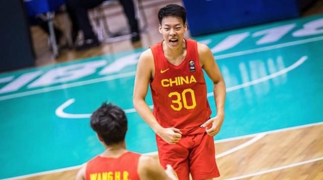 登場7分鐘，得分+籃板不如犯規多，球迷：打不了CBA但能打國家隊