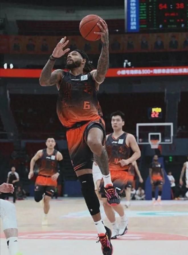 不會(huì)裁掉鮑威爾！山東男籃已將三名外援合同轉(zhuǎn)正，邱彪還有大動(dòng)作