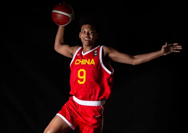 三分鐘4犯狂擊廣告牌！新疆混血前鋒情緒失控 說好的超過八村呢？