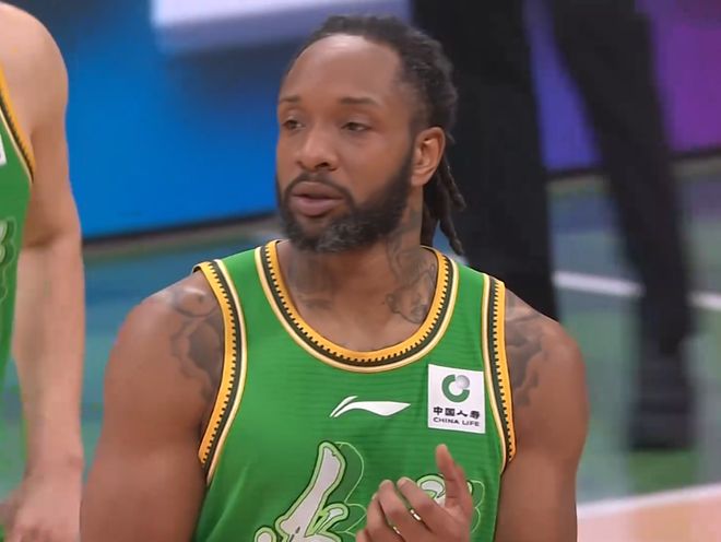 遼寧男籃不敵深圳，三分球命中率僅有兩成，威爾斯雙拳難敵四手