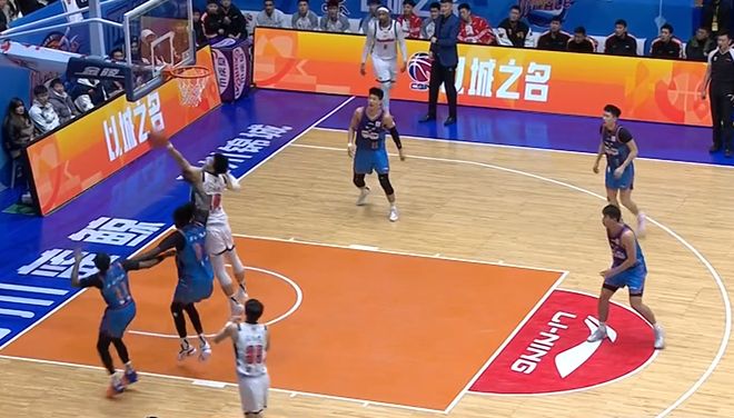 有趣！CBA賽場來了一個不速之客 球迷：頭一回見