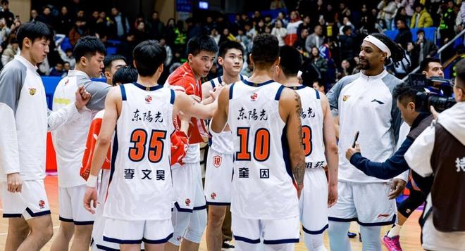 大勝28分廣東收4好1壞消息！胡隊(duì)有了靠譜僚機(jī)，徐杰又出現(xiàn)新傷情