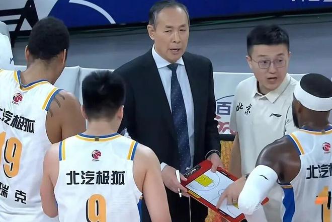 北京男籃下半場崩盤，上海男籃19分大勝，翟曉川12+6范子銘辣眼睛