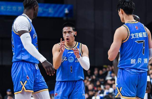 CBA最新排名！上海狂勝北京殺回第2，黑馬逼近前四，遼寧跌至第10