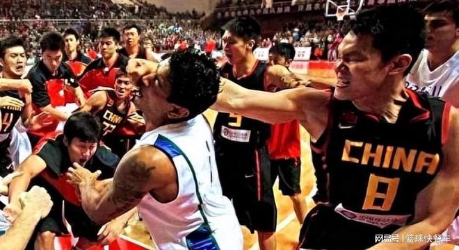 中國(guó)籃壇又爆發(fā)大規(guī)模沖突！雙方互毆大打出手：觀眾帶頭揍球員？