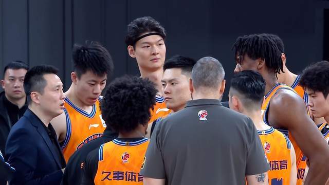 上海男籃3連勝升至第2，北京殘陣差距大，白邊16+14 洛夫頓被棄用