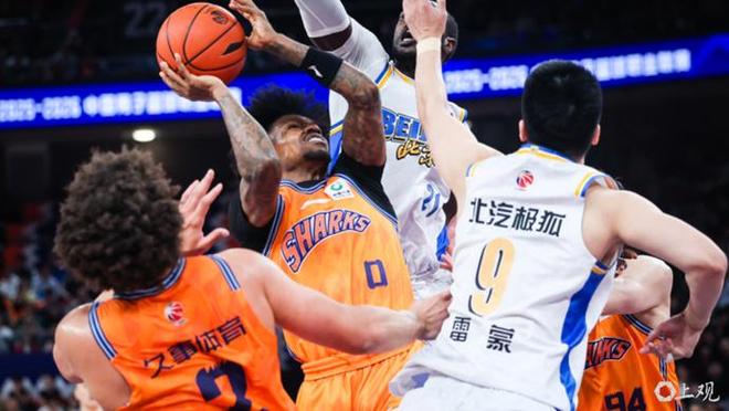 【動(dòng)力圖】團(tuán)隊(duì)籃球顯威，上海男籃主場(chǎng)勝北京