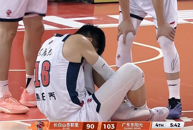 誰注意到，焦泊喬被隊友絆倒，絆倒者揚長而去，其他隊友紛紛看望