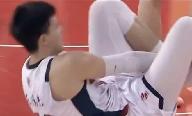 腳踝扭傷，隨隊(duì)記者：焦泊喬問題不大，賽后還參加了新聞發(fā)布會(huì)