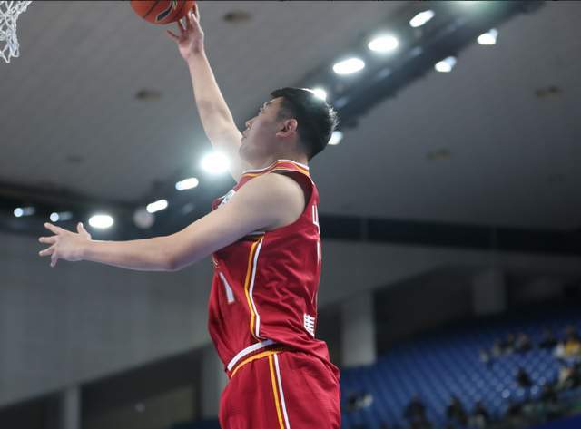 對陣遼籃被撞翻，山東大漢重傷！至少缺席一個月，真不是好消息