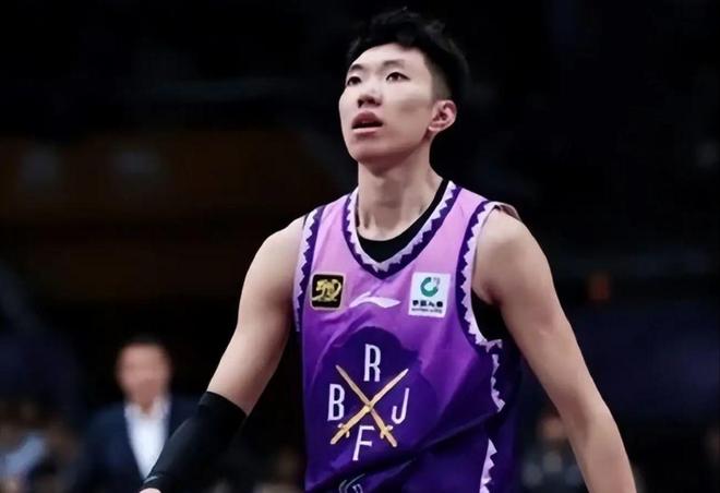 這就是國家隊后衛(wèi)？全場8分垃圾時間刷6分，球迷：刷分也刷不明白