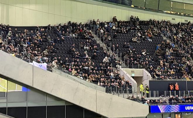 現(xiàn)場球迷減少，電訊報：熱刺的豪華主場和糟糕表現(xiàn)形成了反差