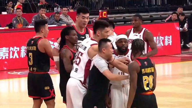 CBA再現奇葩！2米19中鋒下黑腳激化矛盾，裁判8分鐘狂吹8次技犯