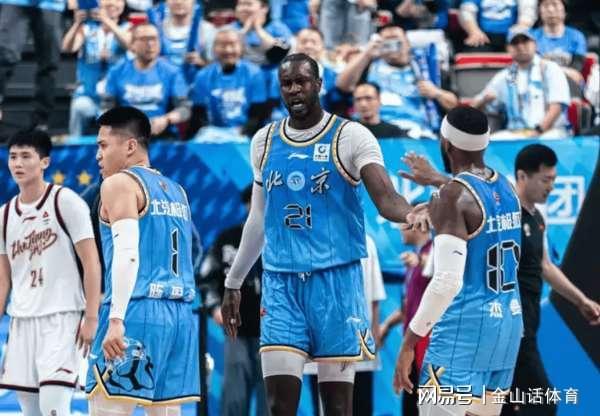 殘陣擊敗稠州！首鋼3名傷員，到場為隊友加油，唯獨不見一人身影